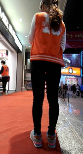 夜拍叫卖小妹，紧致黑裤