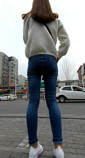 清纯可爱的白衣紧身蓝牛小妹