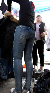 买衣服的紧身牛仔小妹，紧的令你窒息