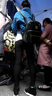 干练的牛仔服紧身黑裤妹子