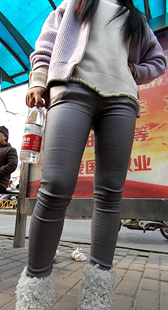 少见的紫色紧身裤妹子，只恨公交来的太快