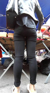 和妈妈一起逛街的紧身黑裤乖女儿，屁股真sao