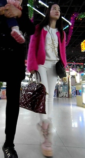 抱着宝宝的粉衣紧身白裤辣妈！绷得好紧