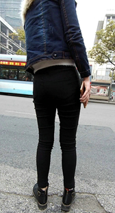 过马路偶遇极品苹果臀黑色紧身裤美女