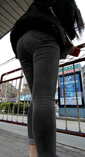 紧致灰色牛仔裤等车妹子，三角区好挺
