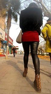 肥美紧身皮裤少妇