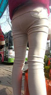 红衣紧身白裤美臀少妇