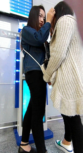 高铁站偶遇紧致黑裤翘臀学生媚