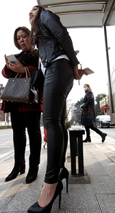 紧身黑皮美臀，完美身材