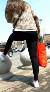 霸气岔开双腿打电话！卡其色毛衣黑色紧身裤美女