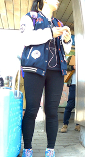 屁股好Q弹拎着蓝行李箱的紧身黑裤学媚