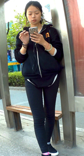 站台交叉双腿，PP姿势真撩人黑色紧身裤学生媚