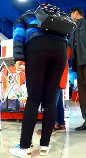 紧身黑裤少妇腿岔的好开，带着儿子玩电玩