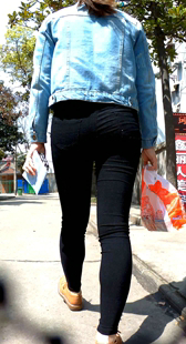 银行取完钱买熟食的紧身黑裤小妹