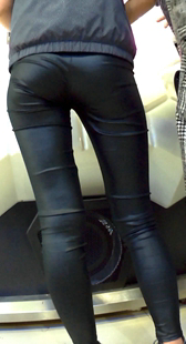 这腿缝分的好开！开发过度啊！紧身黑色皮裤初中媚