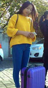 黄衣紧身蓝牛高中媚，准备返校上学呢