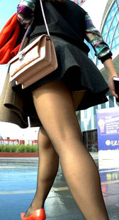 打电话的红色高跟黑丝少妇