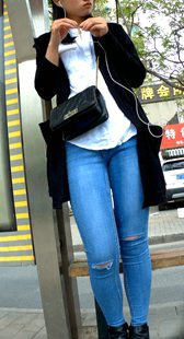 公交紧身蓝牛美眉正面