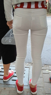 极品紧身白裤学生媚，公交车站转瞬即逝的偶遇