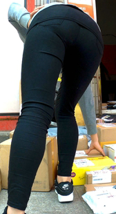 取快递的极品紧身黑裤大学媚，身材紧翘完美