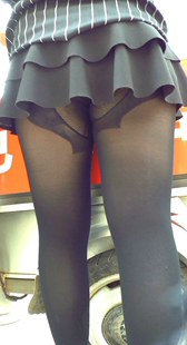 大学美眉买午饭，我看黑丝风光无限好