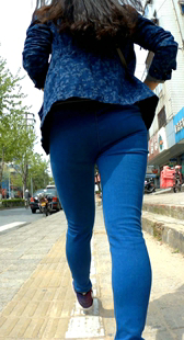 偶遇性感紧身蓝裤美女，sao臀扭动