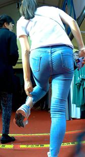 极品深沟紧身蓝牛性感学生媚，等着和妈妈一起逛展销会