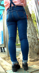 粉衣紧身背带蓝牛，等车小妹