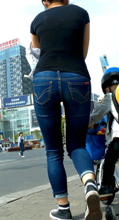 紧身蓝牛少妇摸着自己紧翘的小PP，带儿子骑车