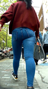 紧身蓝牛肥臀扭起来，中午赶着去眼镜店上班的小妹