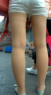 紧身白短裤大白腿，想逛的店关门了