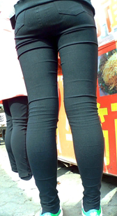 Q弹紧身黑裤初中小妹，PP真嫩