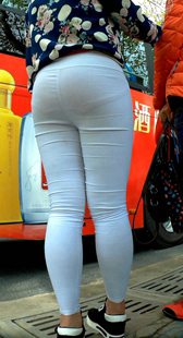 超级丰满紧身白裤，和男朋友一起等车的小肥妹