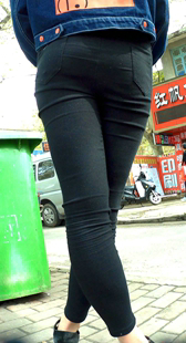 黑松糕鞋紧身黑裤小妹，和男朋友逛街呢