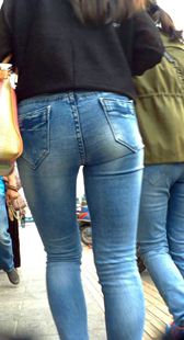 PP扭起来真好看，紧身蓝牛少妇，和闺蜜逛街