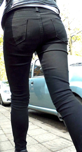 紧身黑色牛仔裤美少fu，赶着接孩子放学