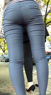 逛完街坐车回家的白衣紧身灰臀小妹