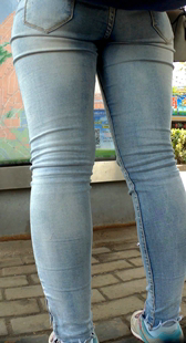 公交车站紧身牛仔丰满小妹妹