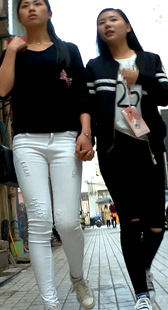 极品紧身白裤长腿美眉，和闺蜜边走边聊