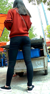 极品紧身黑裤大学媚，正在买午饭