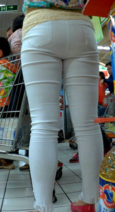 紧身白裤美妇，和老公逛超市