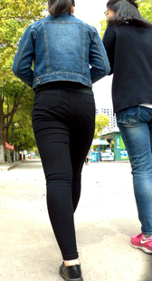 紧身黑裤肥臀学媚，买晚饭回宿舍，sao臀扭动