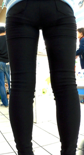 紧身黑裤高中妹，和妈妈一起广超市的乖乖女儿