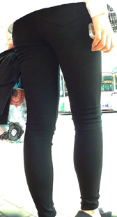 紧身黑裤小屁股美女，在等车呢