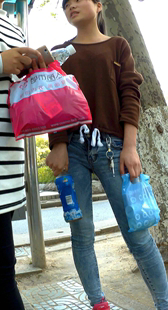 紧身牛仔裤学生媚，腿缝好大，和闺蜜笑得好开心