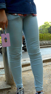 紧身浅蓝牛仔裤眼镜媚，肉肉的PP紧实的双腿
