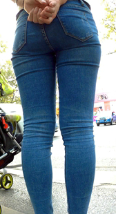 小脚紧身牛仔裤少妇