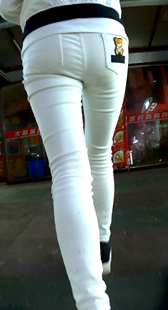 夜拍白色紧身裤，长腿美甲老板娘