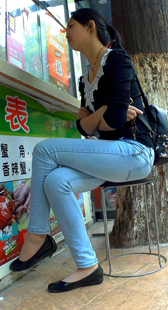 极品浅蓝紧身牛仔裤美眉，在买龙门花甲ing