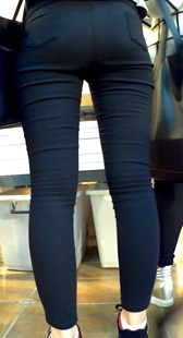 夜拍完美苹果臀紧身黑裤美眉，扭着PP和姐妹挑发卡挑半天